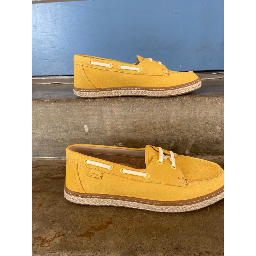 Vionic Bay espadrille boat shoes in yellow nubuck leather with white laces - Picture 2 of 10